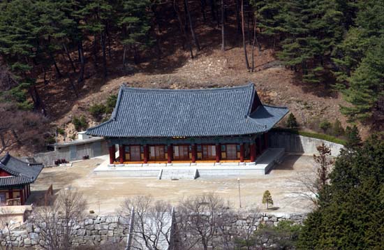 동학사에는 비구니 승가대학이 있다. 선방은 산 쪽으로 깊숙이 들어가야 한다. 